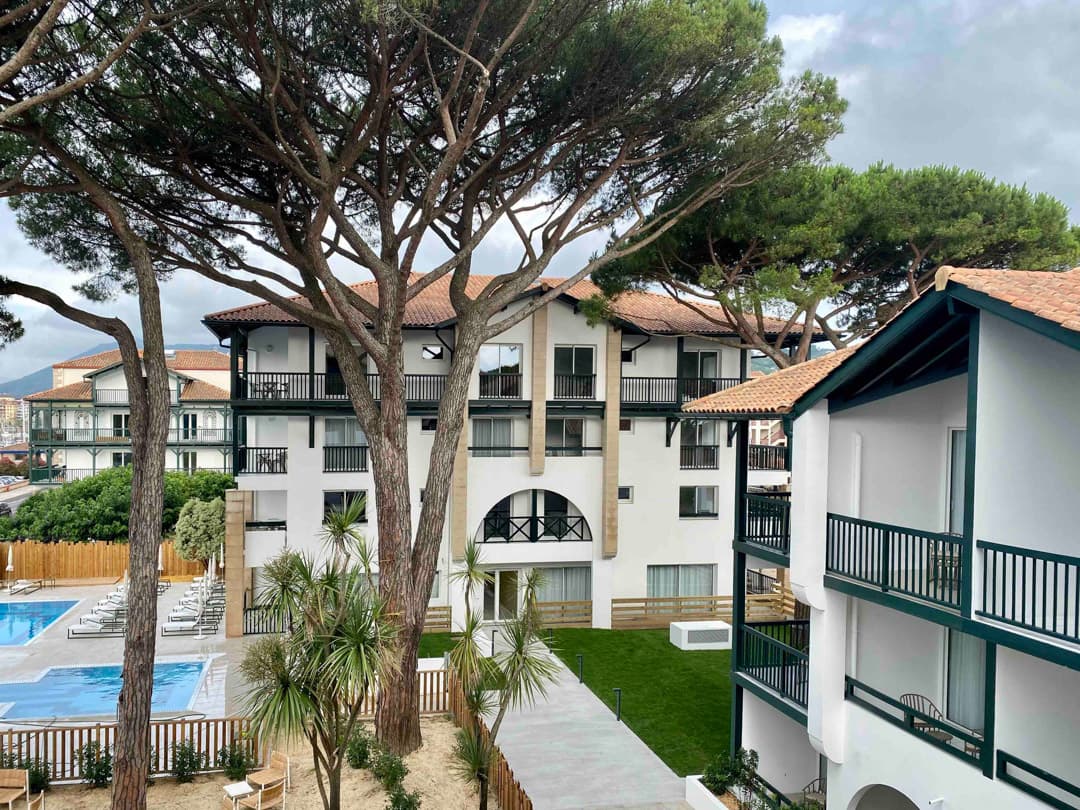 chambre vue piscine