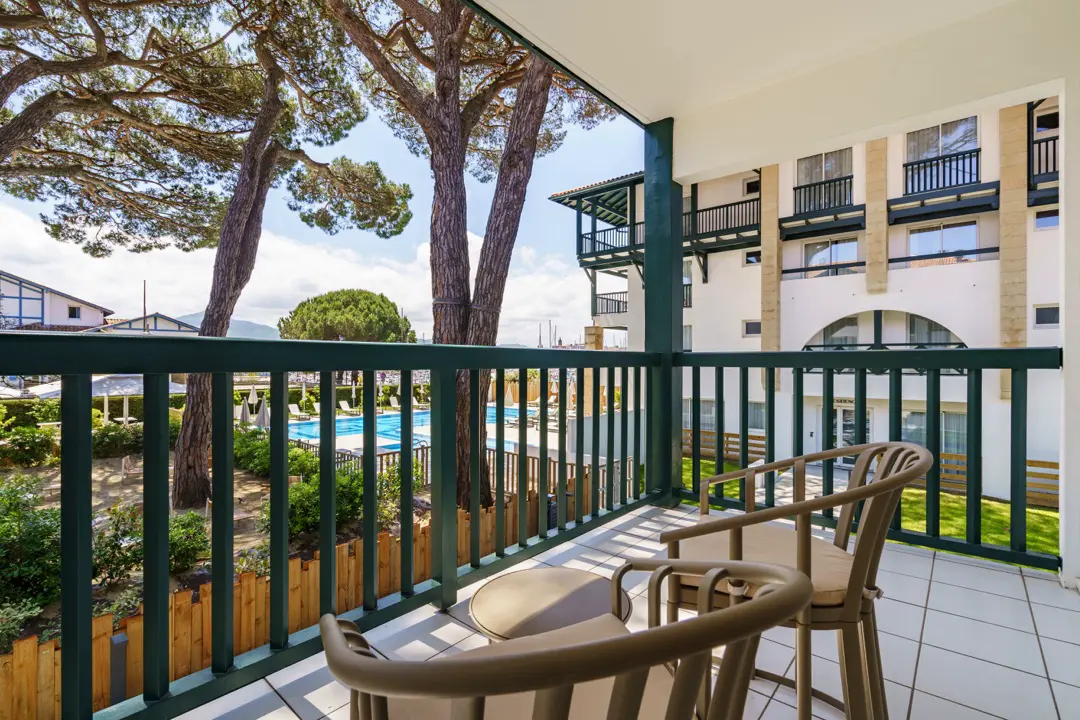 ibaia_hotel_ch_123_vue_port_piscine_balcon_160_©theo_cheval_web-1 (1)
