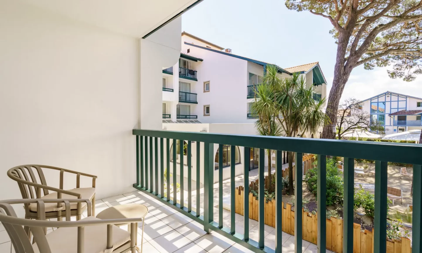 ibaia_hotel_ch_123_vue_port_piscine_balcon_163_©theo_cheval_hd-compressed-1920x1152