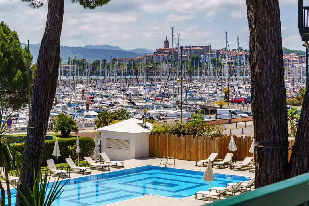 ibaia_hotel_ch_123_vue_port_piscine_balcon_177_©theo_cheval_web-2