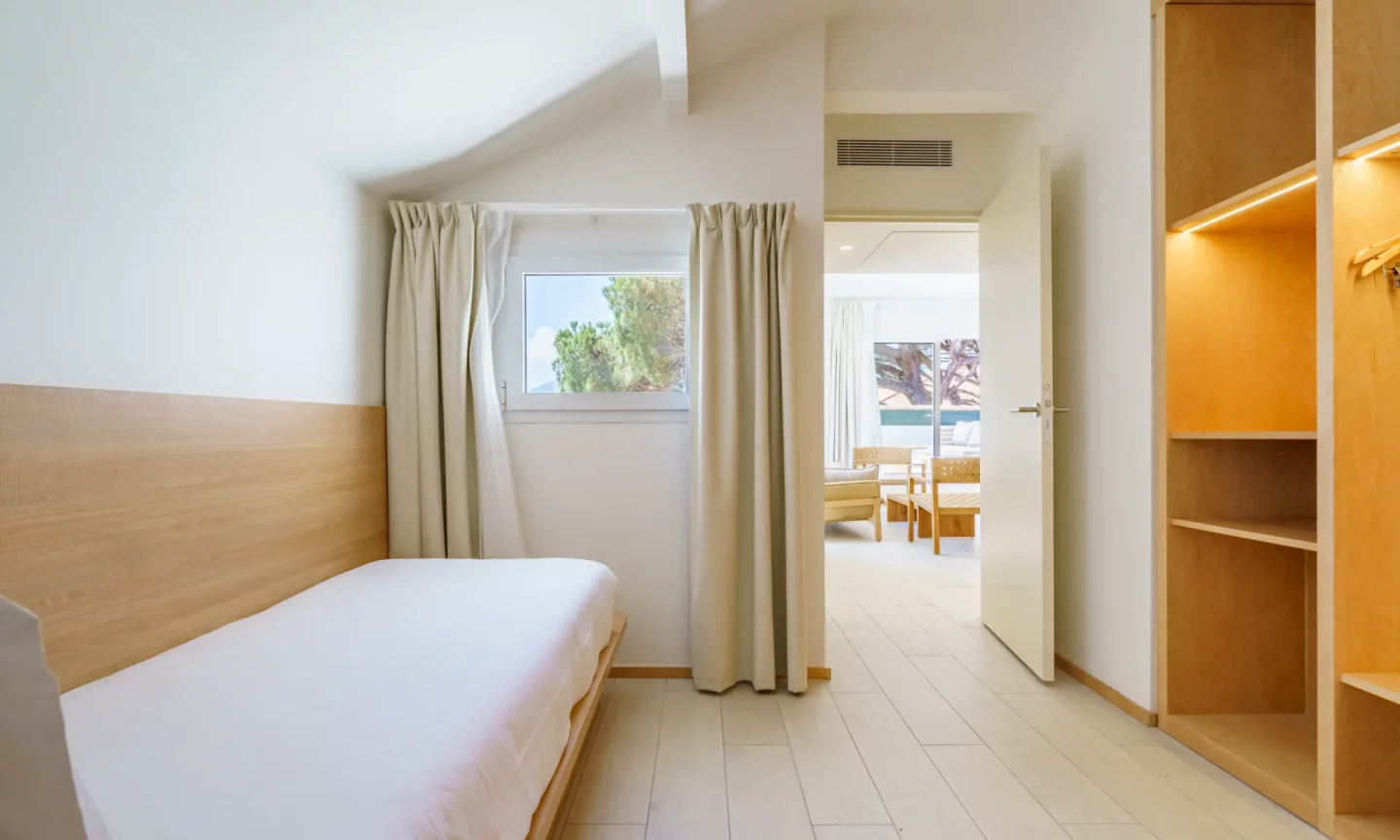 ibaia_hotel_suite_300_vue_port_terrasse_238-_Ctheo_cheval_hd-1920x1152