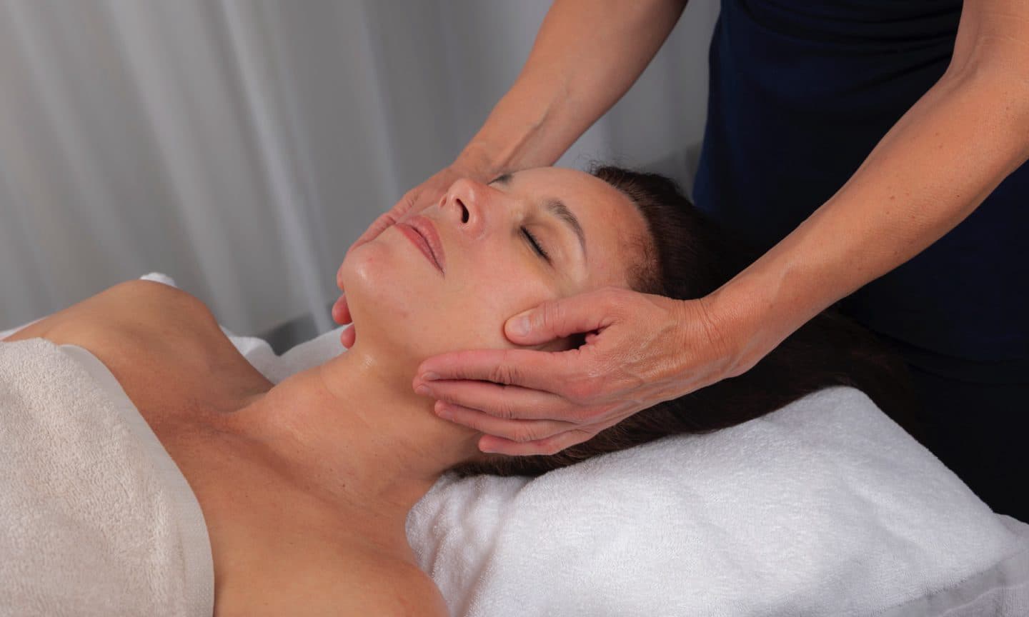 Massage du visage à la guasha