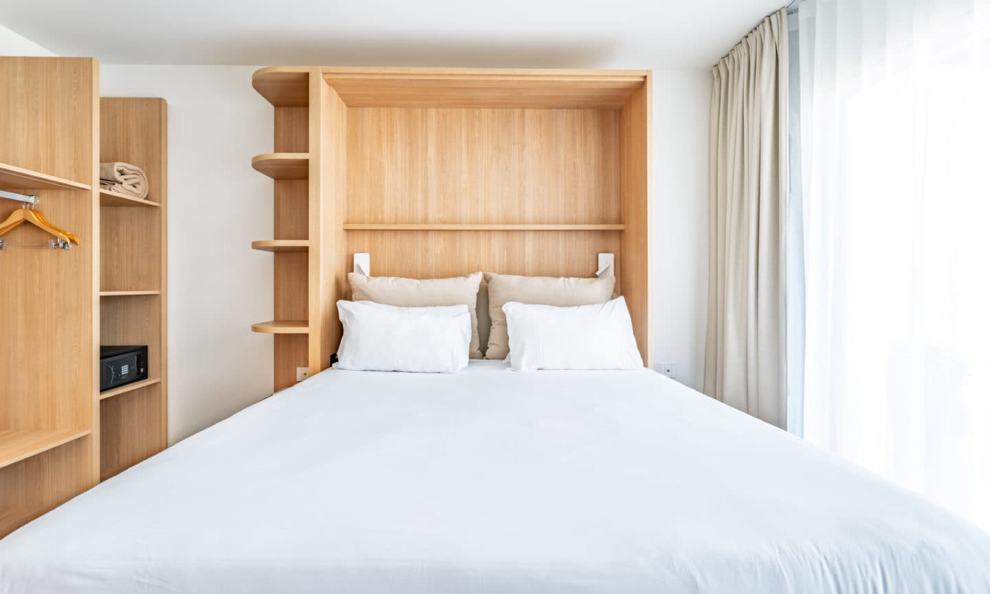 Chambre avec lit escamotable vu de face