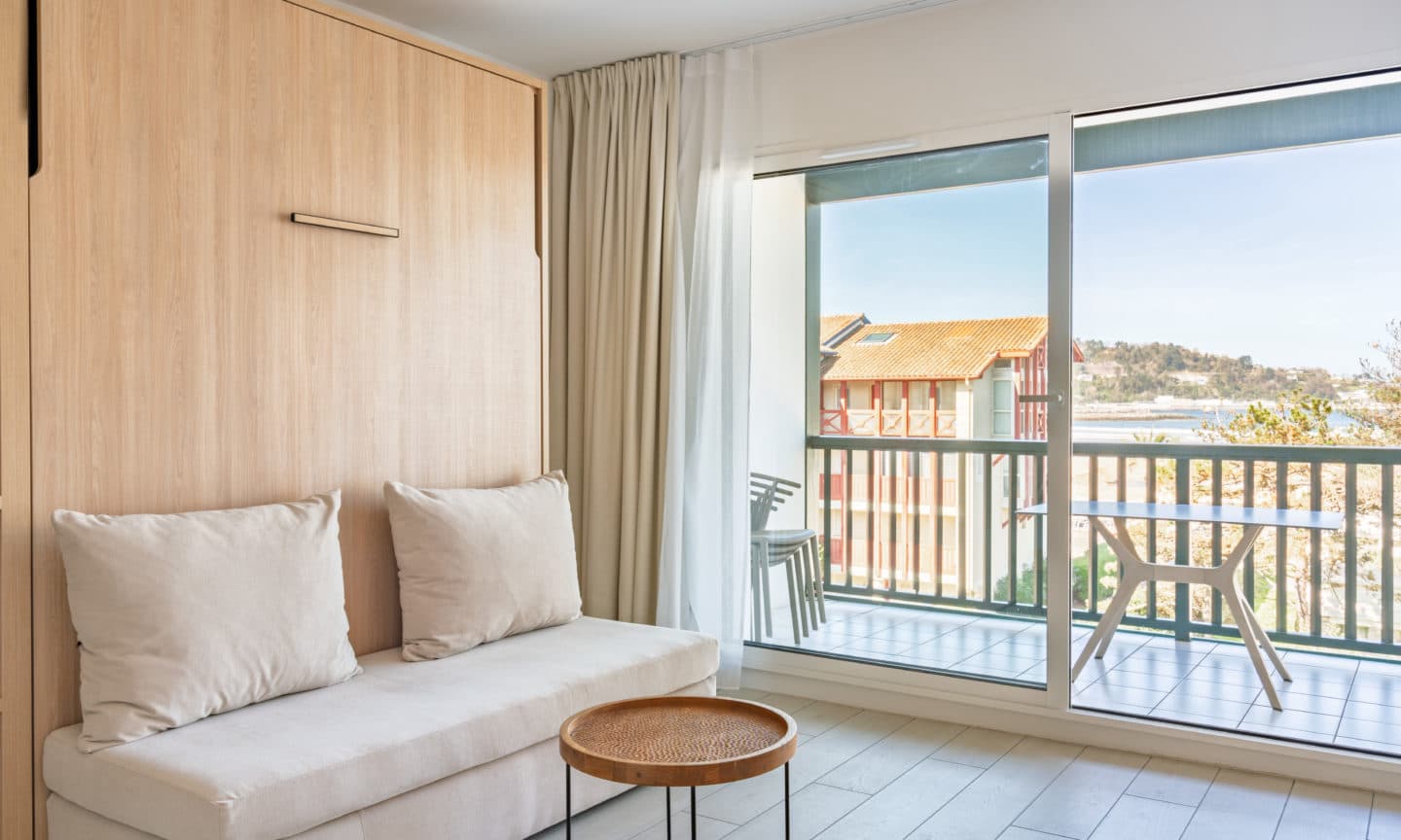 Chambre avec lit escamotable remonté